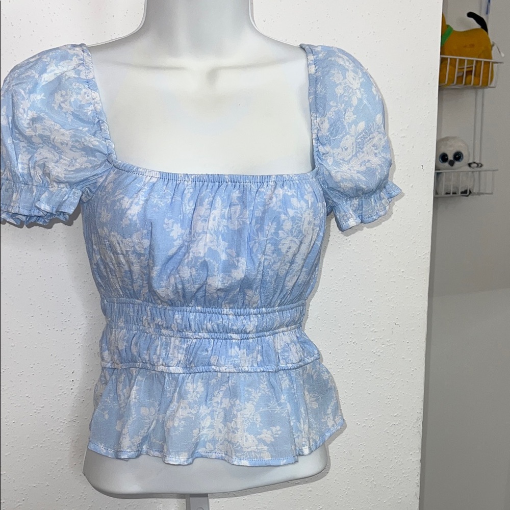 Trixxi NWOT Light Blue Floral Puff Sleeve Blouse